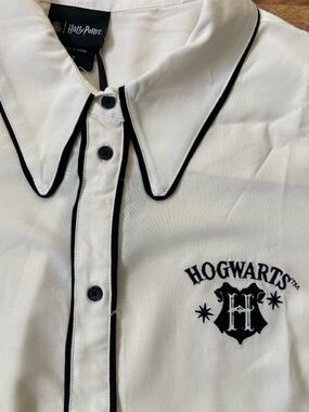 NWT Hot Topic Harry Potter Hogwarts Crest Button-Up Shirt